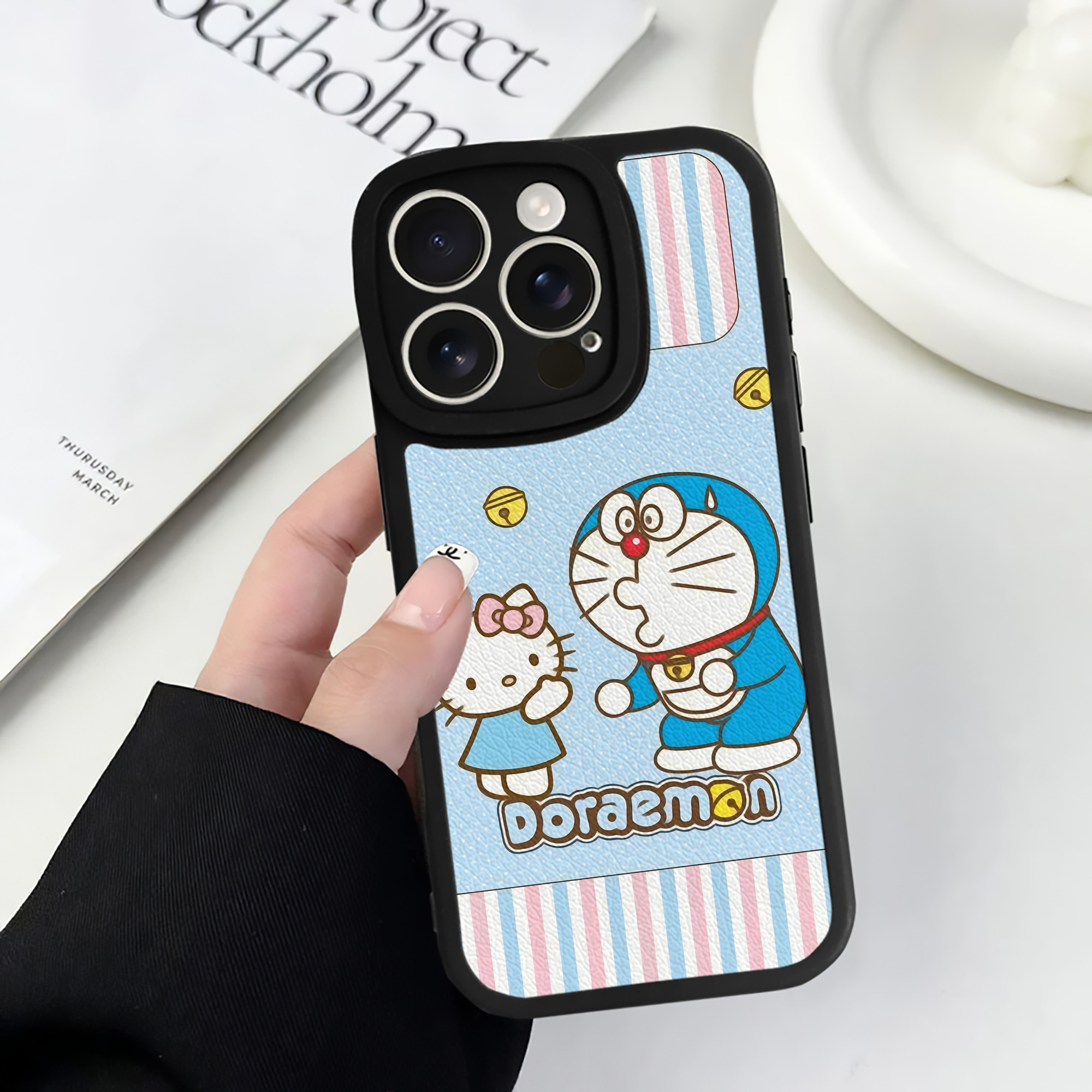 （画像用） ドラえもん Doraemon 【iPhone 16シリーズ対応】シリコンスマホケース（レザー調） 材質：シリコン